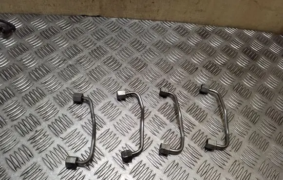 KIA Sorento Fuel injector supply line/pipe 