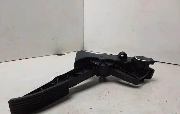 Mercedes-Benz B W245 Accelerator throttle pedal 91736020