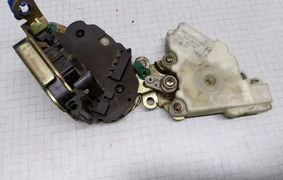 Nissan Almera Tino Front door lock 8055261U66 89A542