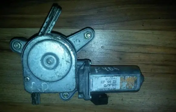Peugeot 406 Front door window regulator motor 9615036880 529523