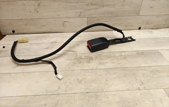 Toyota Avensis T250 Front seatbelt buckle 242451