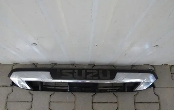 Isuzu D-Max Front bumper upper radiator grill