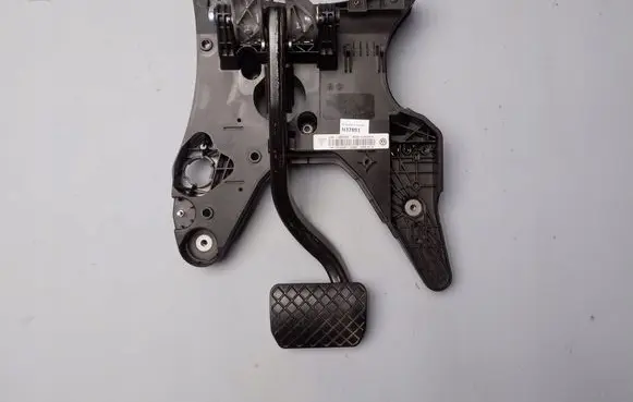 Volkswagen Touareg II Brake pedal 7P0723031D