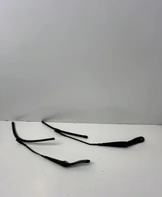 Volvo XC70 Front wiper blade arm
