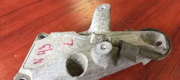 BMW 1 E81 E87 Engine mounting bracket 6776529