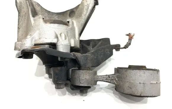 Engine mount vacuum valve