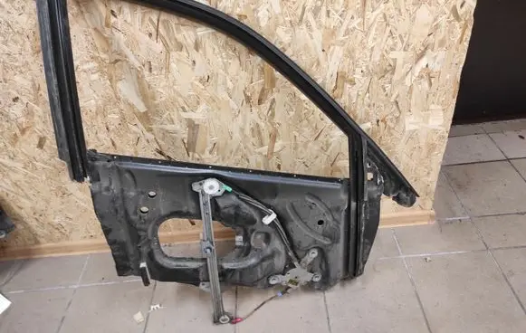 Front window lifting mechanism without motor