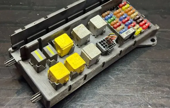 Mercedes-Benz Sprinter W906 Fuse module A9065454301 5B0UJ0107 ZGS002Q001