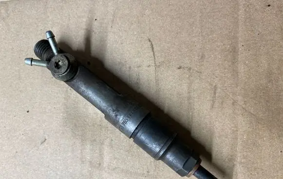 Audi A6 S6 C4 4A Fuel injector 046130201