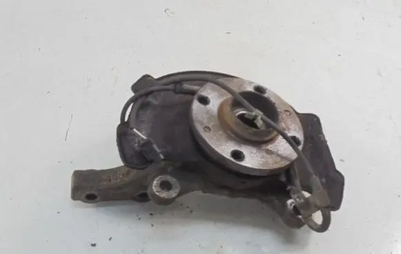 Suzuki Swift I Front wheel hub spindle knuckle