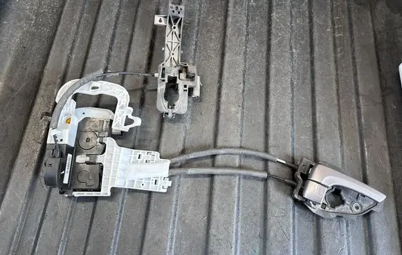 Hyundai ix35 Front door lock 813202Y010 9072200400