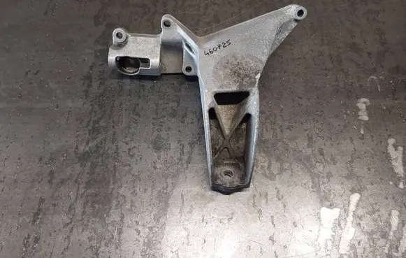 BMW 3 E46 Engine mounting bracket 6753225 22116753225