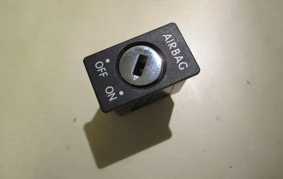 Passenger airbag on/off switch