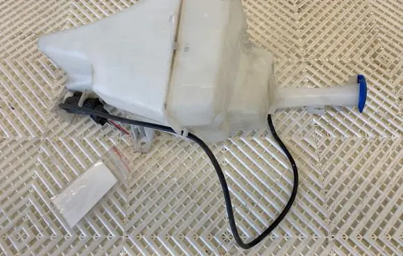 KIA Rio Windshield washer fluid reservoir/tank 986101W000