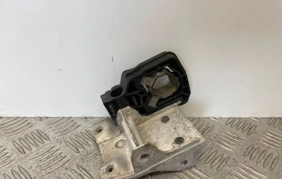 BMW 5 F10 F11 Radiator mount bracket 7186513