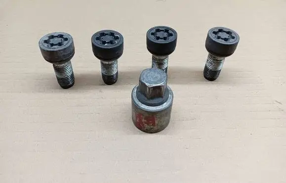 Skoda Octavia Mk3 (5E) Anti-theft wheel nuts and lock 2888