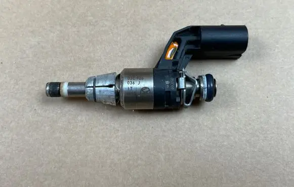 Volkswagen PASSAT B6 Fuel injector 03C906036J