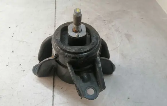 Hyundai i30 Engine mount bracket 21810A5200
