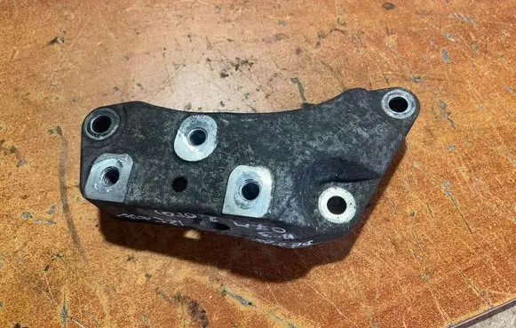 Audi A3 S3 A3 Sportback 8P Engine mounting bracket 1K0199117