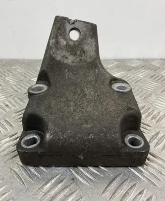 Jeep Grand Cherokee Engine mounting bracket