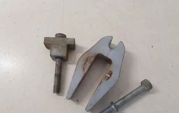 Subaru Outback (BS) Fuel Injector clamp holder