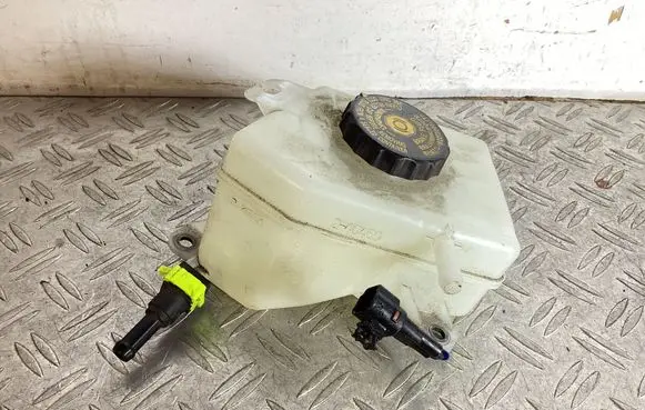 Brake fluid reservoir