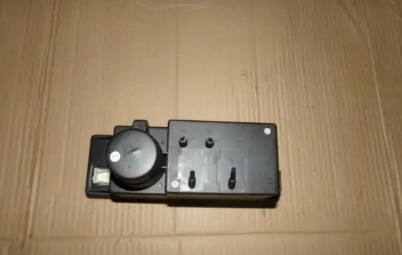 Mercedes-Benz E W210 Central locking vacuum pump 2108000048