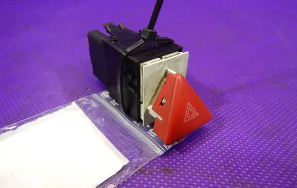 Volkswagen PASSAT B5.5 Hazard light switch 