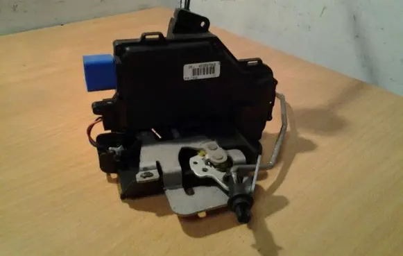 Audi A8 S8 D3 4E Front door lock 4E2837015