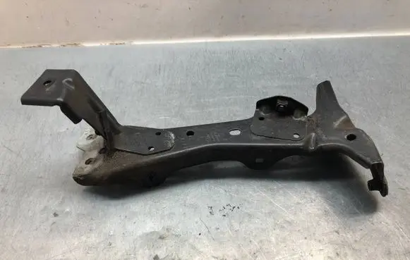 Audi A3 S3 8V Fender mounting bracket 8V0821136A