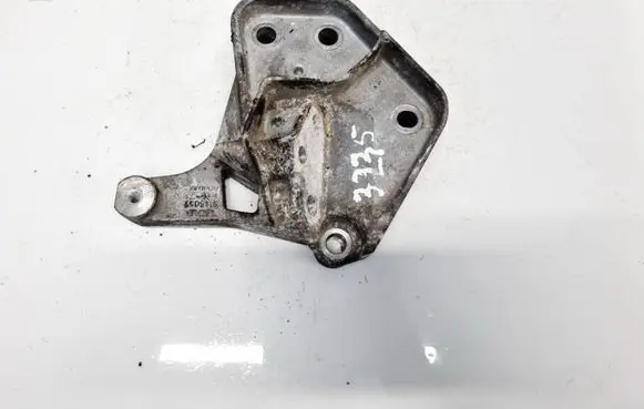 Engine mounting bracket