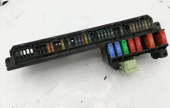 BMW 5 E60 E61 Fuse module 25613290