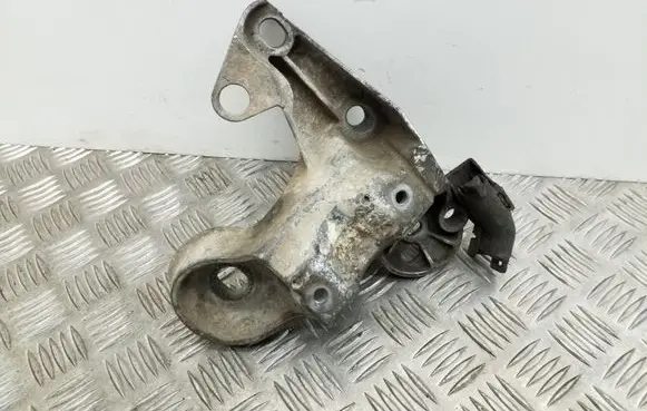 Audi A4 S4 B6 8E 8H Engine mounting bracket 8E0199352F