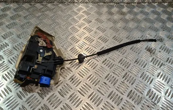 Volkswagen Golf V Coupe door lock (next to the handle) 