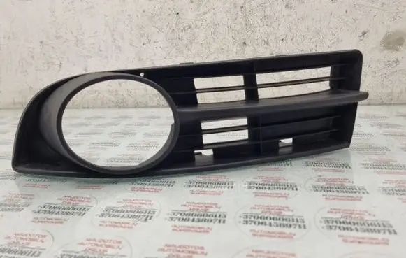 Volkswagen Touran I Front bumper lower grill 1T0807665A