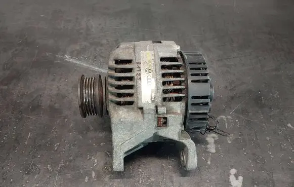 Volkswagen PASSAT B5 Generator/alternator 058903016E