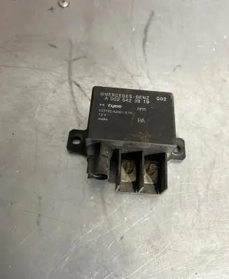 Mercedes-Benz E W211 Charging relay A0025423819 V23132A2001X14