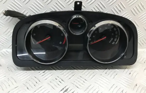 Opel Antara Speedometer (instrument cluster) 96858465