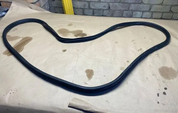 Rear door rubber seal (on body)