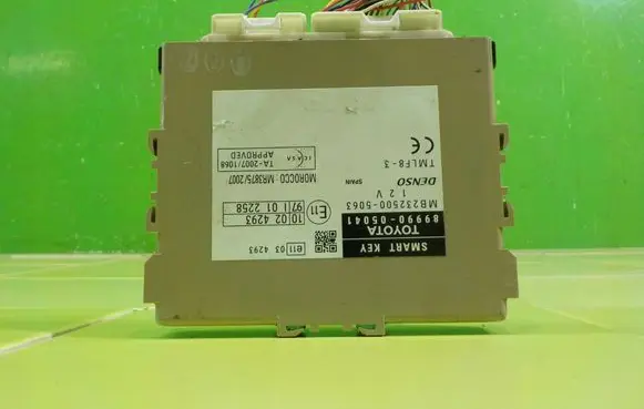 Toyota Avensis T270 Central body control module 8999005041 ZP12