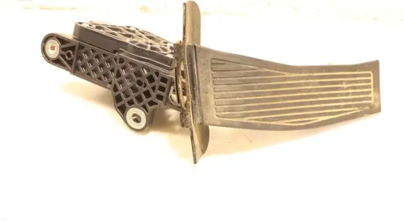 Accelerator throttle pedal