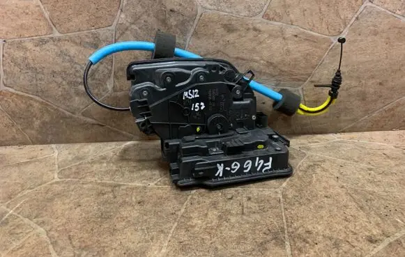 BMW 2 F46 Rear door lock 7281939