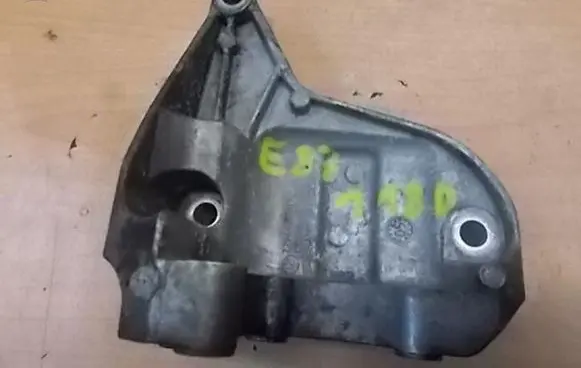 BMW 1 E81 E87 Engine mounting bracket