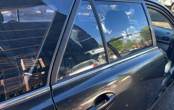 Toyota Avensis Verso Rear side window 