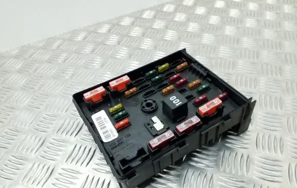 Volkswagen PASSAT B7 Fuse box set 3C0937125