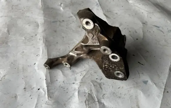 Toyota Land Cruiser (J120) Power steering pump mounting bracket