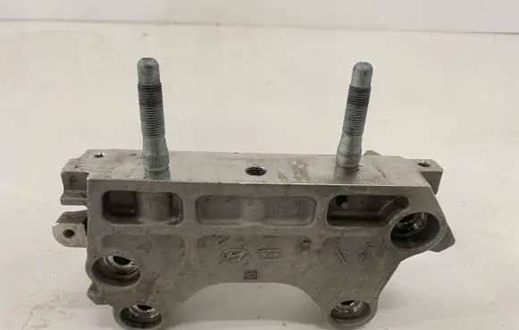 Hyundai Tucson LM Engine mounting bracket