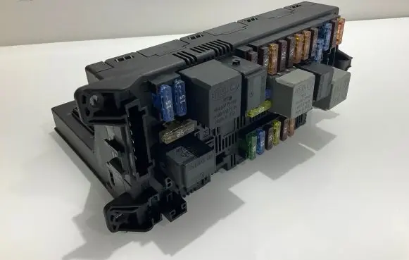 Mercedes-Benz CLS C219 Fuse module 2115457701 A2115457701
