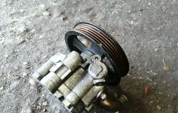 Toyota Corolla Verso E121 Power steering pump