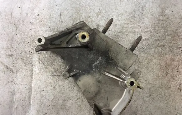 KIA Carens I Engine mounting bracket